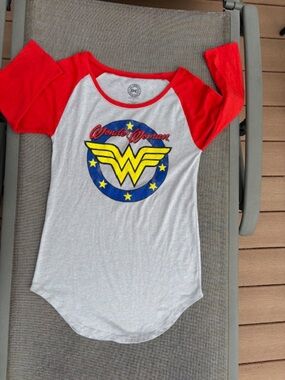 Wonder Woman contrasted 3/4 sleeves sz L Juniors